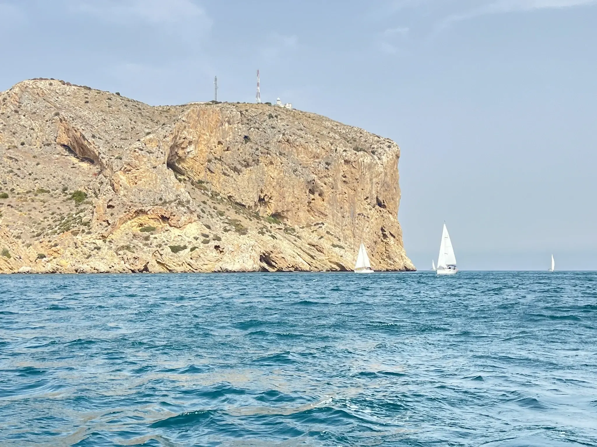 Veleros navegando al pie de los acantilados del cabo de San Antonio
