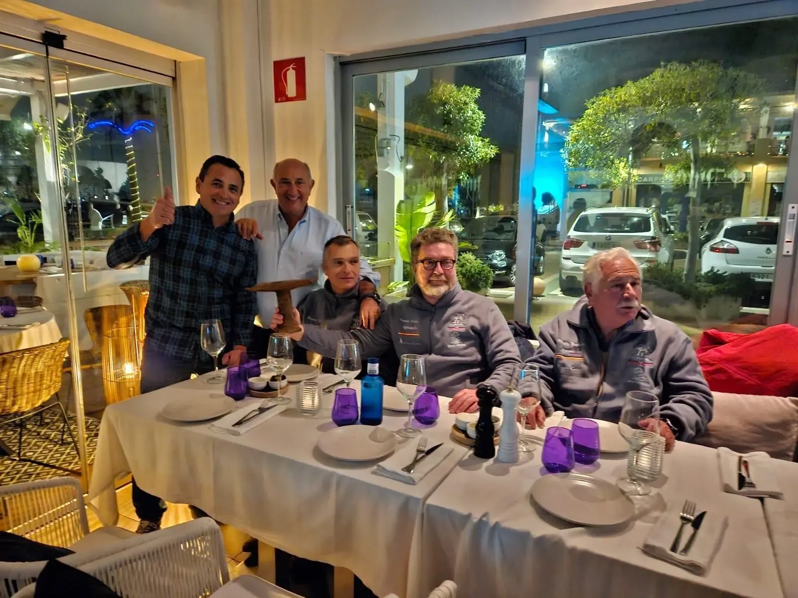 Tripulantes de un velero brindando en la cena de la regata