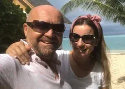 Ethem y Mine Yigit en una playa con palmeras