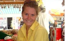 Melisa Anafarta sonriente en un mercado al aire libre