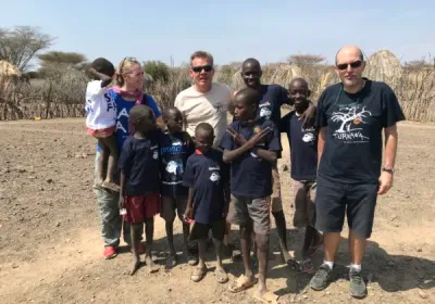 Voluntarios y niños con camisetas de Turkana posan en un poblado