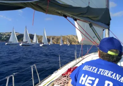 Veleros de la Regata Turkana navegando, vistos desde la cubierta de uno de ellos