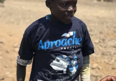 Un niño con una camiseta de Aproache Yachting