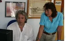 Sefa Caraça y Kim Gould en la oficina de Bodrum, junto a un ordenador
